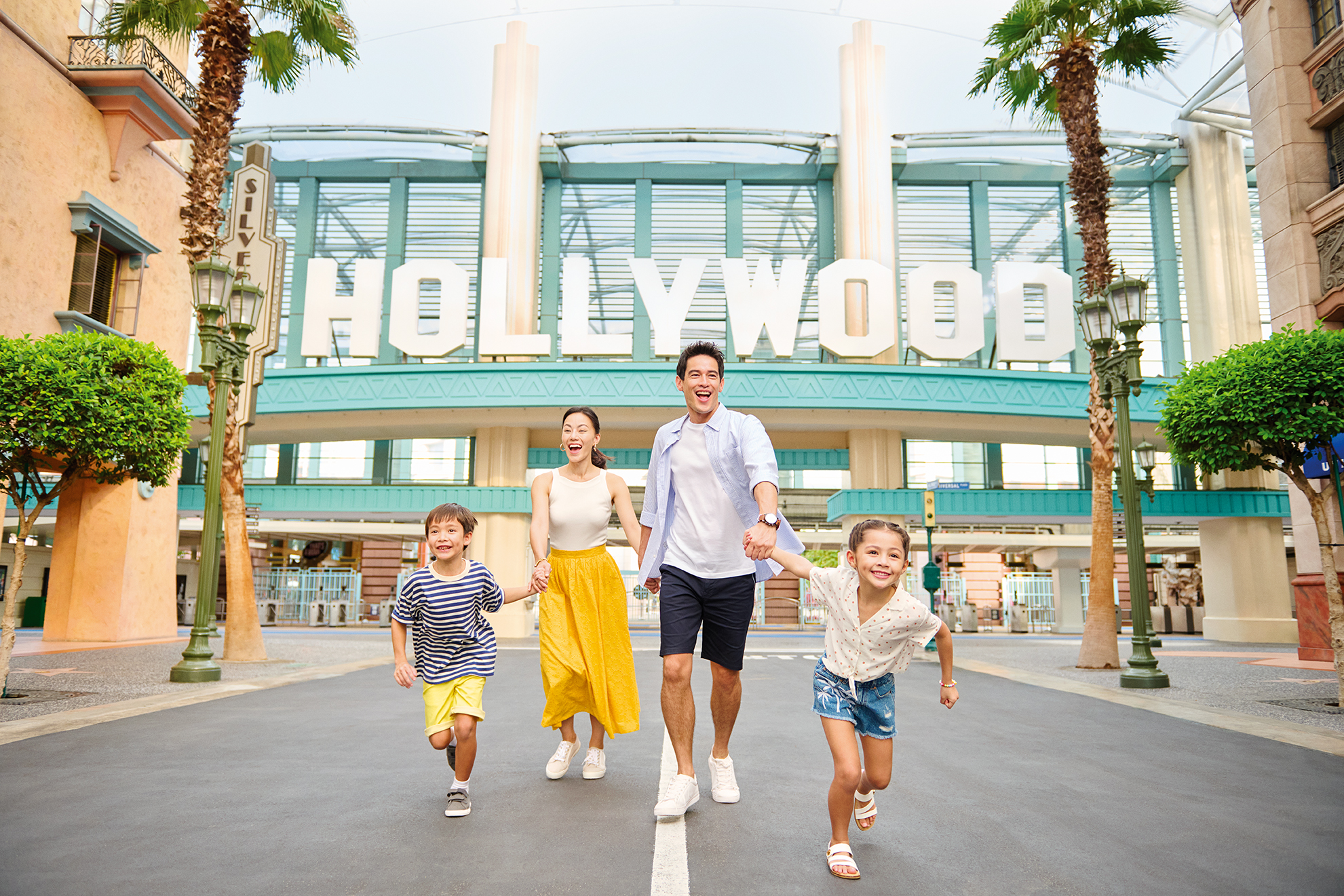 スマートフォンの画面または印刷したEチケットを入場ゲートでスキャンしてご入園ください